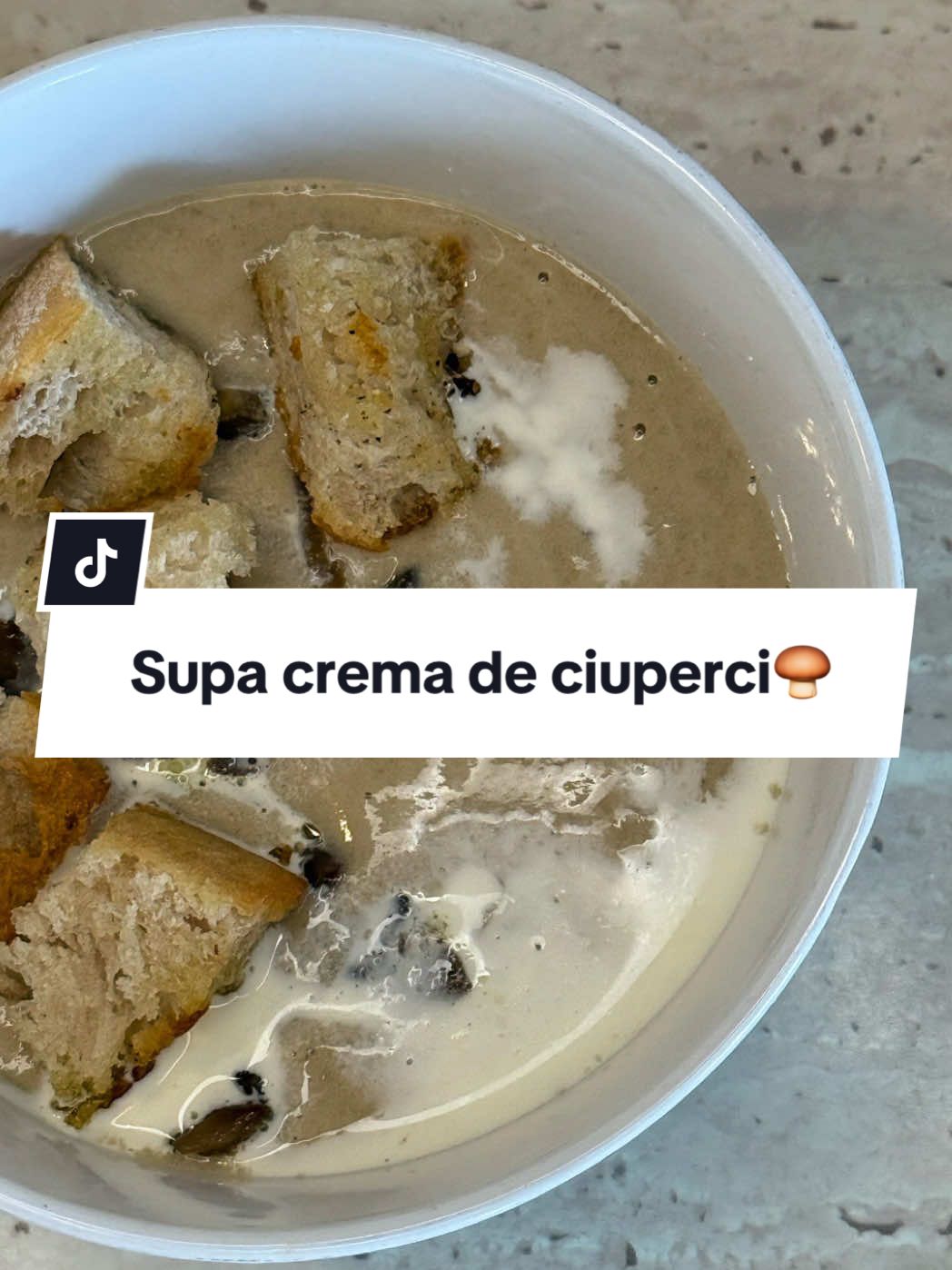Supa de ciuperci - fix ce-ți trebuie într-o zi rece 🍂 * 500 g ciuperci * 100 g smantana * 0,5 l supa clara de legume sau stock de pui * 1 sau 2 cepe albe medii * 2 catei de usturoi * 2 linguri de ulei de masline * 1-2 cartofi * sare, piper, boia dulce * 100 ml lapte (optional) Într-o oală, călim ceapa împreună cu ciupercile tăiate fâșii, în puțin ulei de măsline. Adăugăm cartofii cuburi și condimentele, apoi turnăm supa clară și lăsăm să fiarbă până legumele sunt moi. Totul se blenduiește până obținem o supă cremoasă, iar la final încorporăm smântâna și puțin lapte, dacă o vrem mai subțire. Pentru servire, păstrăm câteva bucățele de ciuperci, un strop de smântână și crutoane de casă rumenite cu ulei de măsline și condimente. Rezultatul? O supă fină și super gustoasă #supacrema #ciuperci #retetedetoamna #reteteusoare #romania 