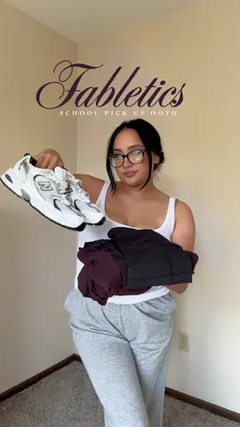 todays school pick up look 🫶🏽 #momootd #schoolpickup #casualchic #fabletics #momstyle @Fabletics  @New Balance 