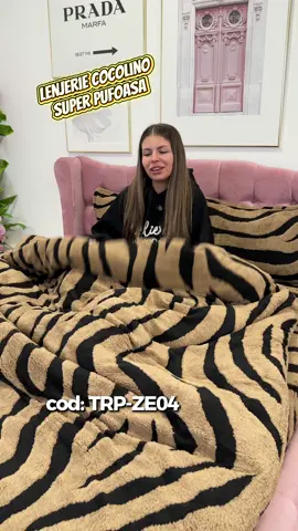 🛏️ Lenjerie Pat Dublu Super Pufoasă COCOLINO Sherpa cu Elastic – 4 Piese, Zebra Print Cappuccino 🛏️ Cod produs: TRP-ZE04 ❄️ Spune adio nopților friguroase! Cu lenjeria COCOLINO Sherpa, somnul devine mai călduros și mai confortabil ca niciodată. Textura pufoasă din microfibră fleece și blănița Sherpa îți oferă un confort deosebit, iar designul Zebra Print Cappuccino aduce un plus de eleganță dormitorului tău. ✔️ Set complet 4 piese: husă pilotă + cearșaf cu elastic + 2 fețe de pernă ✔️ Potrivită pentru saltele 140x200, 160x200 și 180x200 cm ✔️ Fără călcare, nu intră la apă, nu se șifonează și nu se decolorează 📍 Showroom Cumparamisim – Ilfov 🛒 www.cumparamisim.ro 📲 0773 981 485 | ☎️ 031 433 65 00 #lenjerie #cocolino #sherpa #cappuccino #zebraprint   