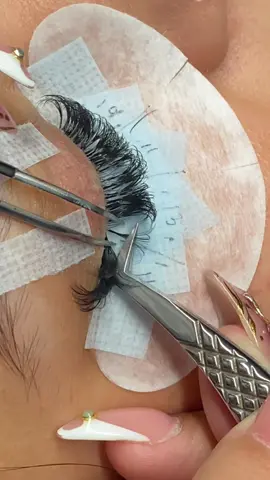 The perfect fan 🤏🏽  #fyp #lashtiktok #lashartist #lashtipsandtricks #volumelashes 