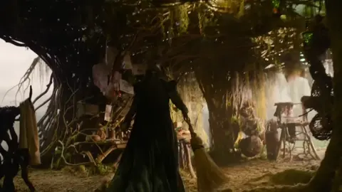 elphaba is leading the animals to freedom with her secret tunnel #TRUST  #wickedmovie #wicked #wickedforgood #elphaba #wickedwitch 