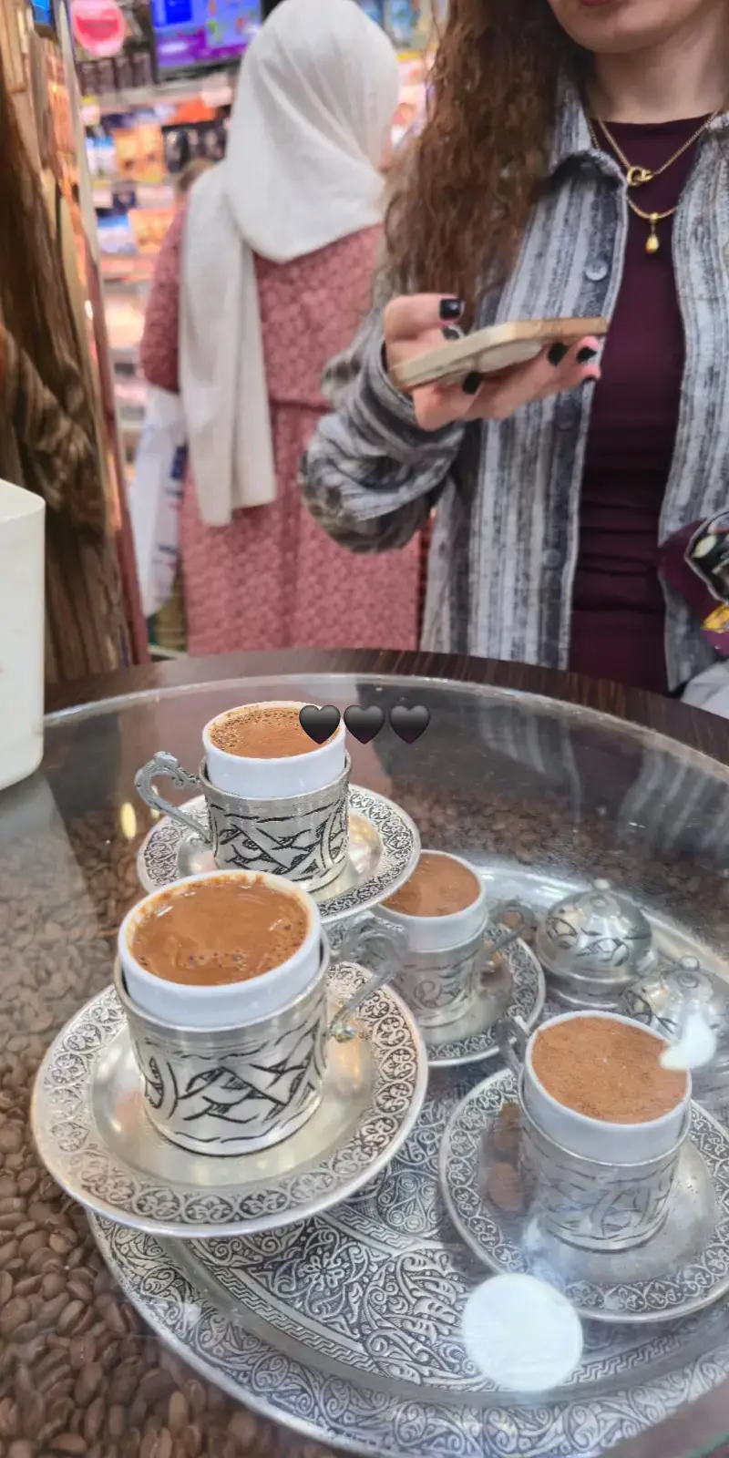 في كل كوب قهوة ميزان يعيد دفة المزاج لمكانه الصحيح ..🖤☕️