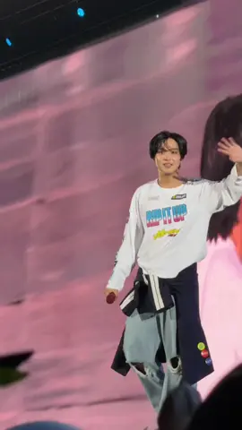 sayangnya dia bunga matahari 🌻 yang ga kalah indah kehadirannya. bahagia selalu ya chan 🍑#tds4jakarta #haechan 