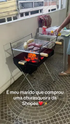 🔥 Churrasqueira Portátil a Carvão 🍖 Compacta, prática e fácil de montar! ✅ Ideal para varanda, camping e viagens ✅ Estrutura resistente e dobrável ✅ Grelha com alça de madeira 👉 Faça seu churrasco em qualquer lugar com sabor de brasa!