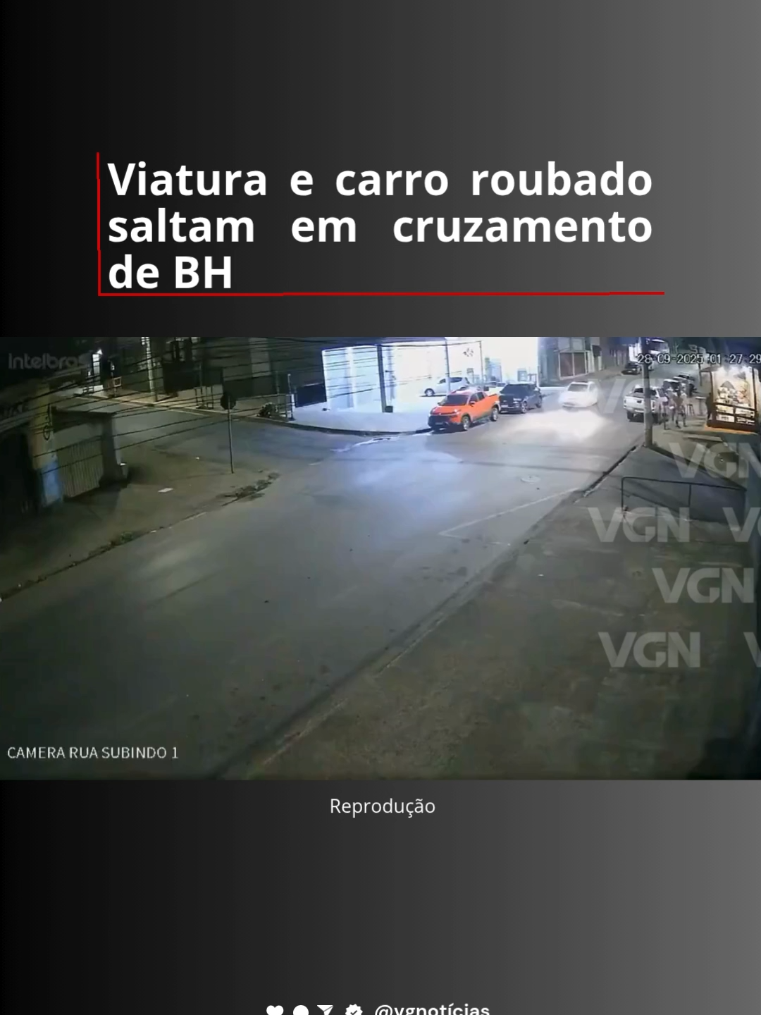 Câmeras de segurança flagraram uma cena impressionante em Belo Horizonte: um Fiat Argo e uma viatura da Polícia Militar chegaram a “voar” ao passar por um cruzamento no bairro Cardoso, durante perseguição neste domingo (28.09). O caso começou após policiais localizarem um Argo roubado. Um jovem de 20 anos assumiu a direção do veículo e desobedeceu à ordem de parada. Na fuga, o carro e a viatura saltaram no cruzamento. O suspeito foi preso logo depois por roubo e direção perigosa. Ninguém ficou ferido. As imagens viralizaram após serem divulgadas nesta terça-feira (30.09). #vgnoticias #Viatura #belohorizonte #carroroubada