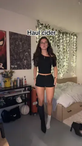 Ensemble short et t-shirt noir @Cider en taille S, je vous mets le lien en commentaire si vous le voulez mes go 🫶