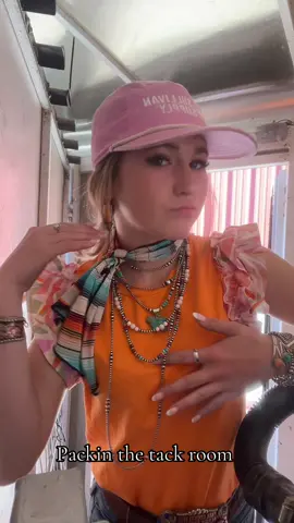 Least fav part of showing #livestockshowman #stockshowfashion #westerfashion #OOTD #livestockshows 