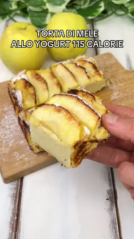Torta di Mele allo Yogurt🍏115 Calorie👇 Per una merenda o colazione light pazzesca! INGREDIENTI: 250gr yogurt greco 2 uova 35gr farina di avena torta al limone  1 mela 👉in una ciotola mischiate tutti gli ingredienti finché il composto sarà omogeneo;versate in una tortiera con carta forno, aggiungete le mele tagliate finemente e fate cuocere in forno 180° 25/30 minuti.L’ho lasciata raffreddare e divisa in 4 porzioni ed è pazzesca! Per una versione senza glutine potete usare l’amido di mais o farina di riso ed aggiungere un cucchiaio di miele. 🟢macros per porzione:115 kcalorie carboidrati:12gr proteine:10gr grassi:3gr🟢 E tu la proverai?👇 Trovate L’AVENA torta al limone su PROZIS!Sconti più Omaggi con il codice MB10