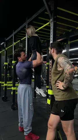 Попросила подстраховать 😆#рекомендации#тренд#страховка#зал 