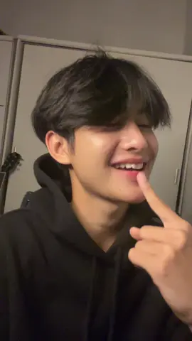 gaya semakin beda, bibir merah merah aduh mama