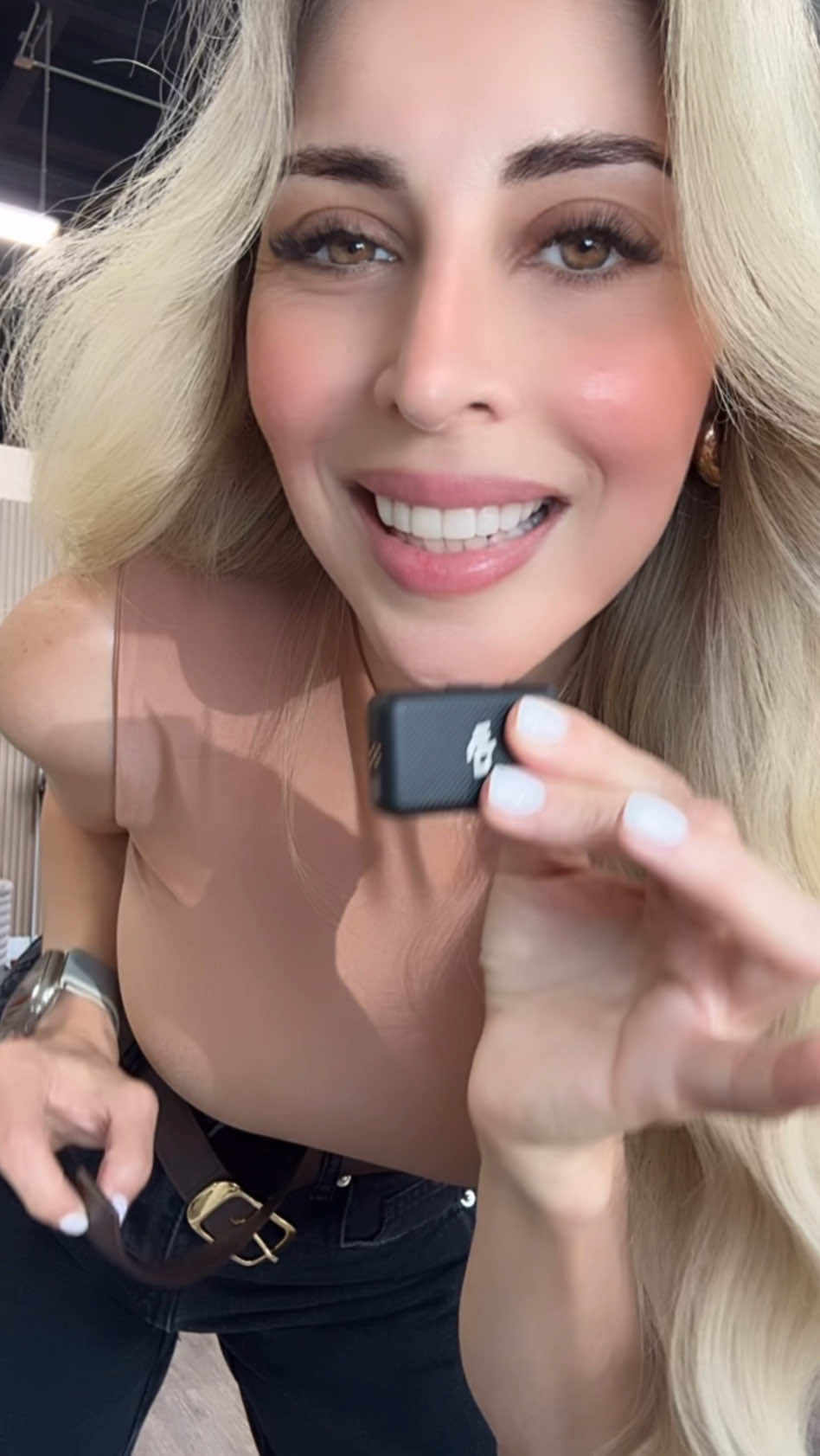 ✨ 5 formas chic de usar tu Pamela Crossbody Bag ✨ 1️⃣ Cruzada en el pecho. 2️⃣ Al hombro como crossbody. 3️⃣ Tipo “coala” en la cintura. 4️⃣ Con strap de cadena dorada. 5️⃣ Como clutch elegante. 💡 Tip extra: la correa que trae no es cualquier correa, también la puedes usar como cinturón y darle un twist a tus pantalones.