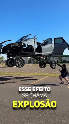 Ja viu um carro ser desmontado em 3d… enquanto você está do lado dele? 👀 Esse é o efeito EXPLOSÃO, e é bem mais fácil fazer do que você imagina. Foi assim que eu fiz: 📸 Me filmei ao lado do carro, depois gravei somente o carro. 📲 Tirei uma print e fiz upload na Higgsfield.ai ⚡️Gerei o vídeo com IA, e então subi no Capcut 🎭Usei sobreposição + máscara pra me manter no mesmo frame que o carro explodindo 🎶 Adicionei os efeitos sonoros pra dar aquele “feeling” É uma daquelas edições que fazem as pessoas pararem de scrollar, e a melhor parte: Você pode fazer do seu celular usando IA. Salva aí pra fazer depois 😎 #inteligenciaartificial #ia #capcuttutorial #tecnologia 