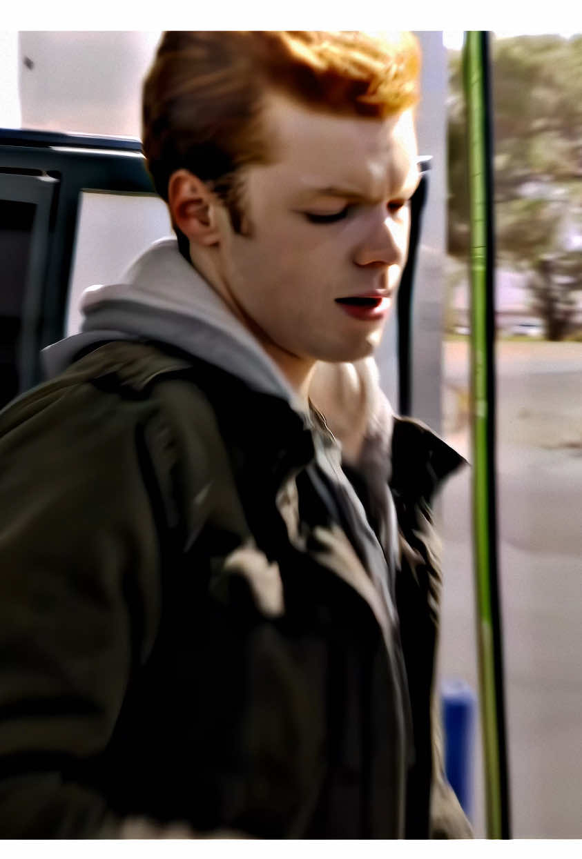 immediately went back to mickey {#cameronmonaghan #iangallagher #mickeymilkovich #shameless }