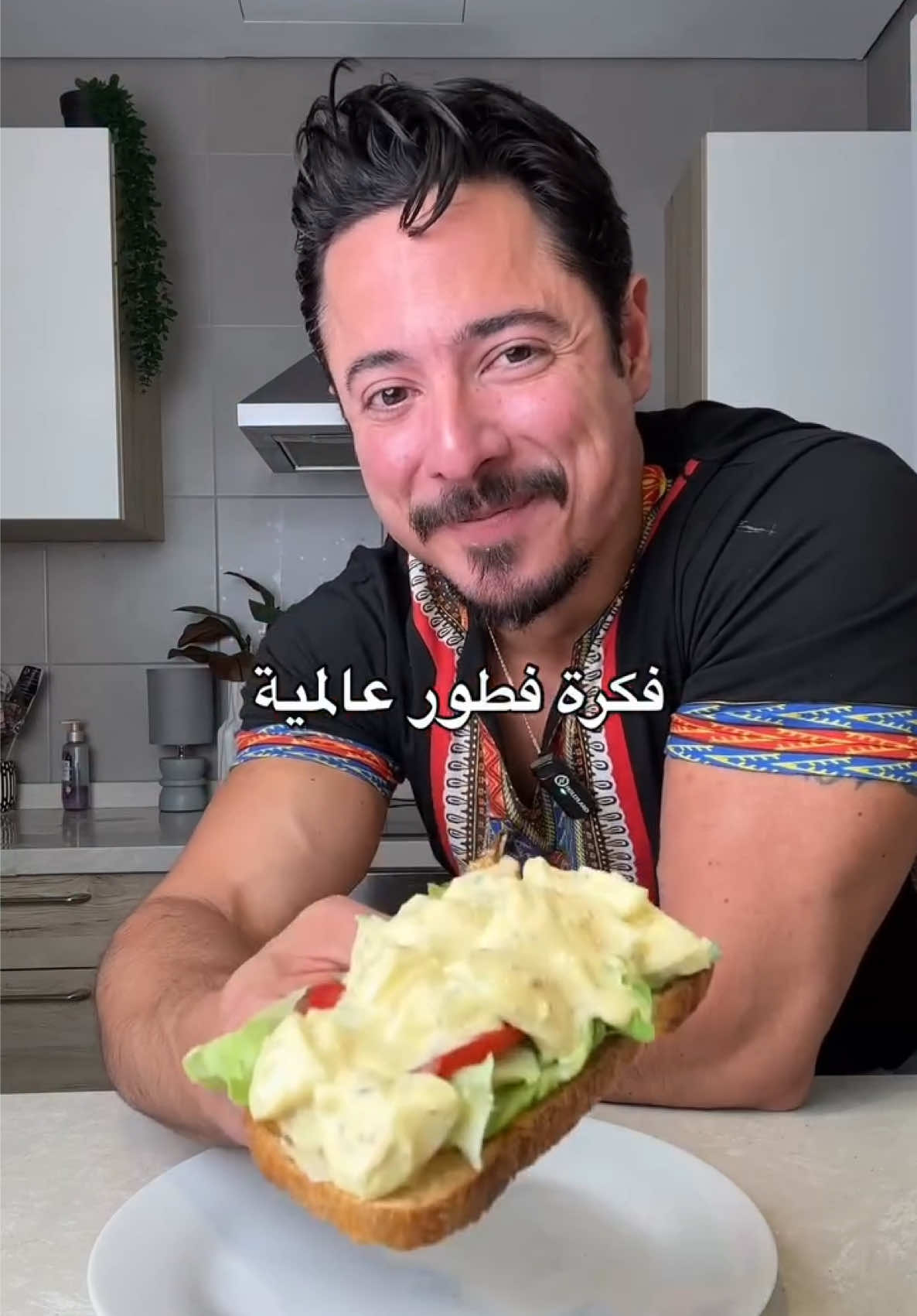 فكرة فطور عالمية👨🏻‍🍳 خبز سلطة البيض 390 سعرة🍞🥚!!  سهل وسريع التحضير !! المقادير:  • ٣ بيض • ملعقة زبادي يوناني • كزبرة  • ليمون • ملح وفلفل اسود • فلفل احمر • بودرة بصل • اوريغانو • خبز ساوردو • خس • طماطم تابعوا اذا حابين تشوفوا وصفات صحية 💪 Amazing Healthy breakfast idea👨🏻‍🍳 egg salad bread Packing 390 Cals that tastes amazing & healthy 💯 easy and quick to prepare Ingredients: • 3 eggs • tbsp Greek yogurt  • lemon • cilantro  • salt & black pepper  • onion powder  • chili flakes • oregano  • lettuce  • tomatoes  • sourdough bread  Follow up if you want to see more healthy recipes💪