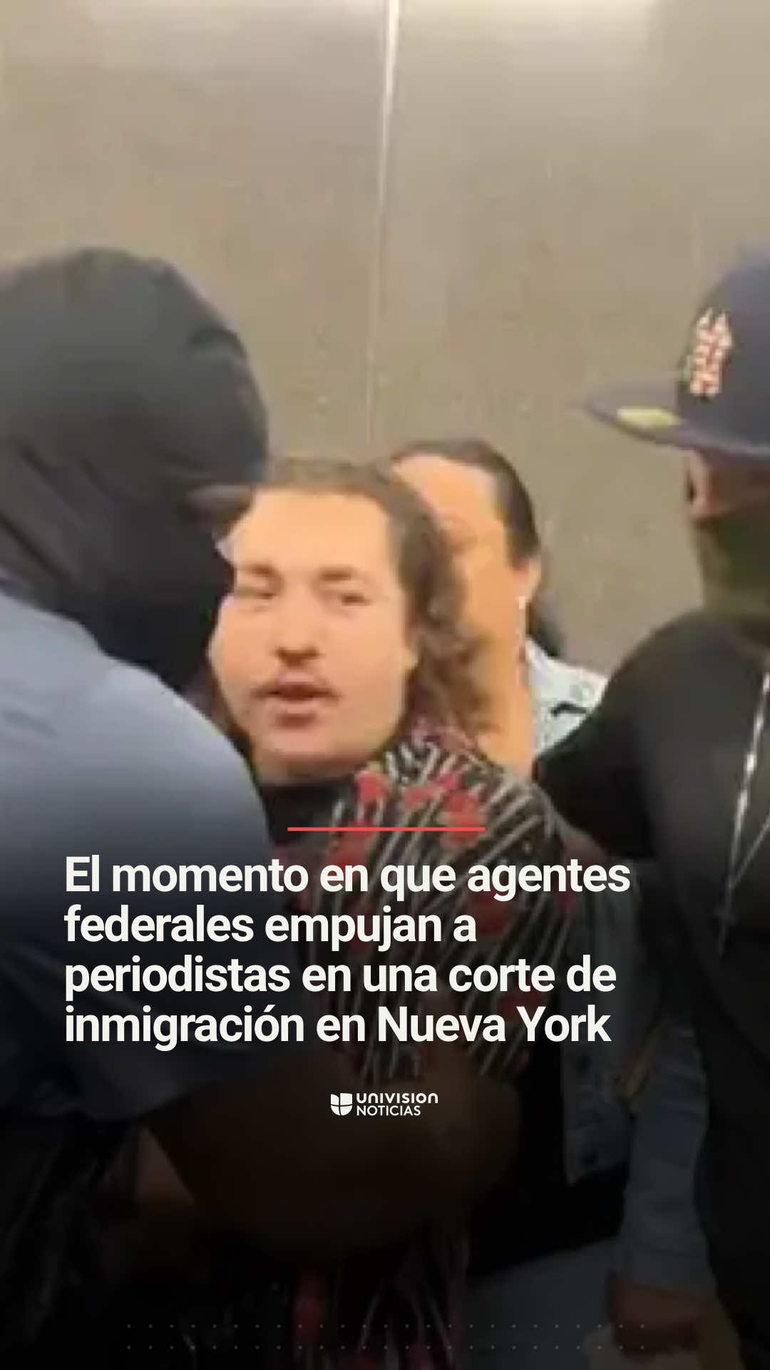 ➡️ El momento en que agentes federales empujan a periodistas en una corte de inmigración en Nueva York. Periodistas denunciaron agresiones de agentes federales mientras cubrían arrestos de inmigrantes en el edificio 26 Federal Plaza. En video se observa a un reportero siendo empujado por los agentes y a una fotoperiodista derribada. Uno de los comunicadores resultó herido y tuvo que salir del lugar en una camilla. Informa @Ilia Calderón. #periodista #inmigración #immigration #nyc #nuevayork 
