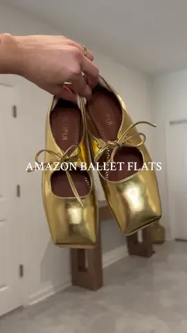 Im obsessed with these flats! ✨ #balletflats #goldballetflats #fallshoes #falloutfitinspo #outfitsinspo  