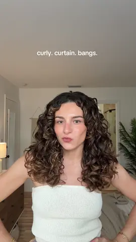 i feel like a 70s girl with her little bangs 🤏🏼🤍✨✂️ #curlybangs #curlyhaircuts #3ahair #curtainbangs 