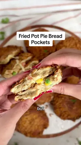 Fried Pot Pie Bread Pockets, because everything is better fried and EVERYTHING is better with @KING’S HAWAIIAN 😮‍💨 #ad creamy, cheesy and delicious chicken pot pie filling stuffed inside golden crispy bread - perfect for all gatherings this fall (and football season 🏈). Full recipe linked in bio 🫶🏻 #KingsHawaiian #SliderSunday 