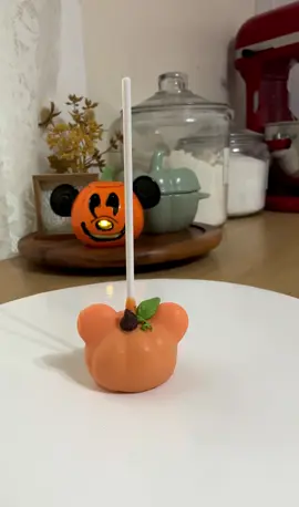 Mickey pumpkin cakepop #spookydesserts #halloweentreatsideas #cakepops 