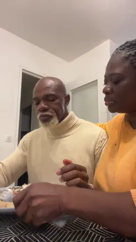 #couple_bio Pendant que nos bébés mangent ,#accompagnons les souvent dans la douceur …c’est un moment #apaisant pour tous les deux ..soyons des femmes soumises et #presentes  pour nos bébés tout simplement .