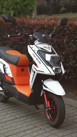 Seguridad, diseño y potencia en una sola moto ✨ Nuestras motos eléctricas vienen listas para que ruedes sin preocupaciones: ✅ Se entrega con SOAT y técnico mecánica para tu seguridad. ✅ Prácticas y con diseños únicos que roban miradas. ✅ Batería de carga rápida, porque tu tiempo vale oro ⚡️ Con Legacy Motors no solo eliges una moto… eliges confianza, estilo y libertad. 🏍️💨
