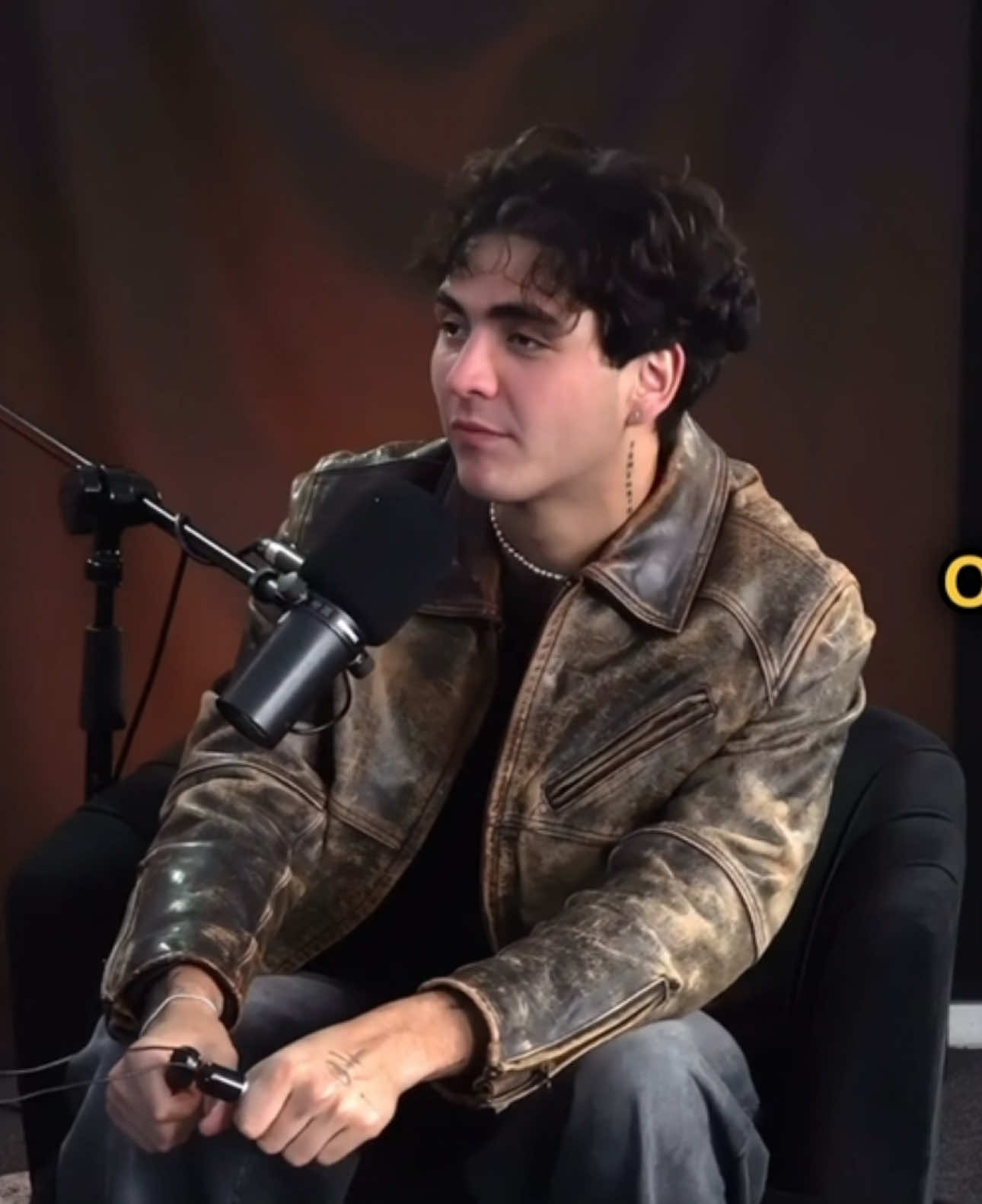 Electrocutamos a Zerme porque sigue creyendo en la poligamia #5comentarios #alejandrosago #luischaparro #zerme #poligamia 