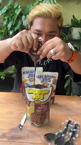 baru kali makan macaroni campur coklat 🤣🤣 ternyata enak 😅🤣 #macjos #macjosmelehoy #makaroni #cemilanviral 
