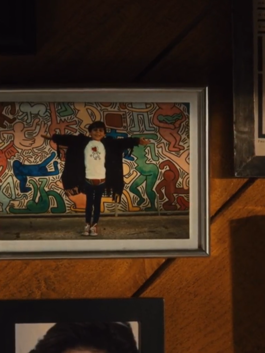 بالنسبه ليا دا مش مجرد فيلم لان عشت نسبه كبيره من احداث الفيلم من الطفل النموذجي جامع دنيا ودين  ل.. الشخص الي ضيع نفسه با ايده  الي بداء يكبر والصفات الحلوه الي فيه بدات شبه تختفي و الفجوه بينه وبين اهله بداءت تكبر بسبب السكك الي دخل فيها وكل ما يحاول يساعدوه وينصحه عقله مش مستوعب لان عقله اعلي من استيعاب كلام لحد با يفقدو الامل و الفجوه تكبر لحد ما تقرر تعيش لوحدك لانك مش عارف ترجع زي  الاول معاهم في حجات كتير فا اخترت تعيش وحيد بس يوم موقعت حد سندك و بدات تدريجيا تتخطي الي فات و تبداء نقطه بيضه فحياتك  بس ولا عد ينفع ترجع زي الاول فا فضلت تكمل زي ما انت لوحدك بس في تواصل عشان متحسش انك عبئ او تشوف ف عنيهم حزن عليك   بس بعد كل دا انت اتحسنت مع مرور الوقت وكل مادماغك تجيبك ترجع ترفض عشان مش عايز ترجع للقرف الي كنت فيه ومش عايز تحزن حد تاني   في النهايه حابب اقول متوسعش الفجوه بينك وبين اهلك عشان انت الي هتندم ف الاخر وتبقي وحيد . #امير_عيد #التعافي #fyp #edit #nessta20 