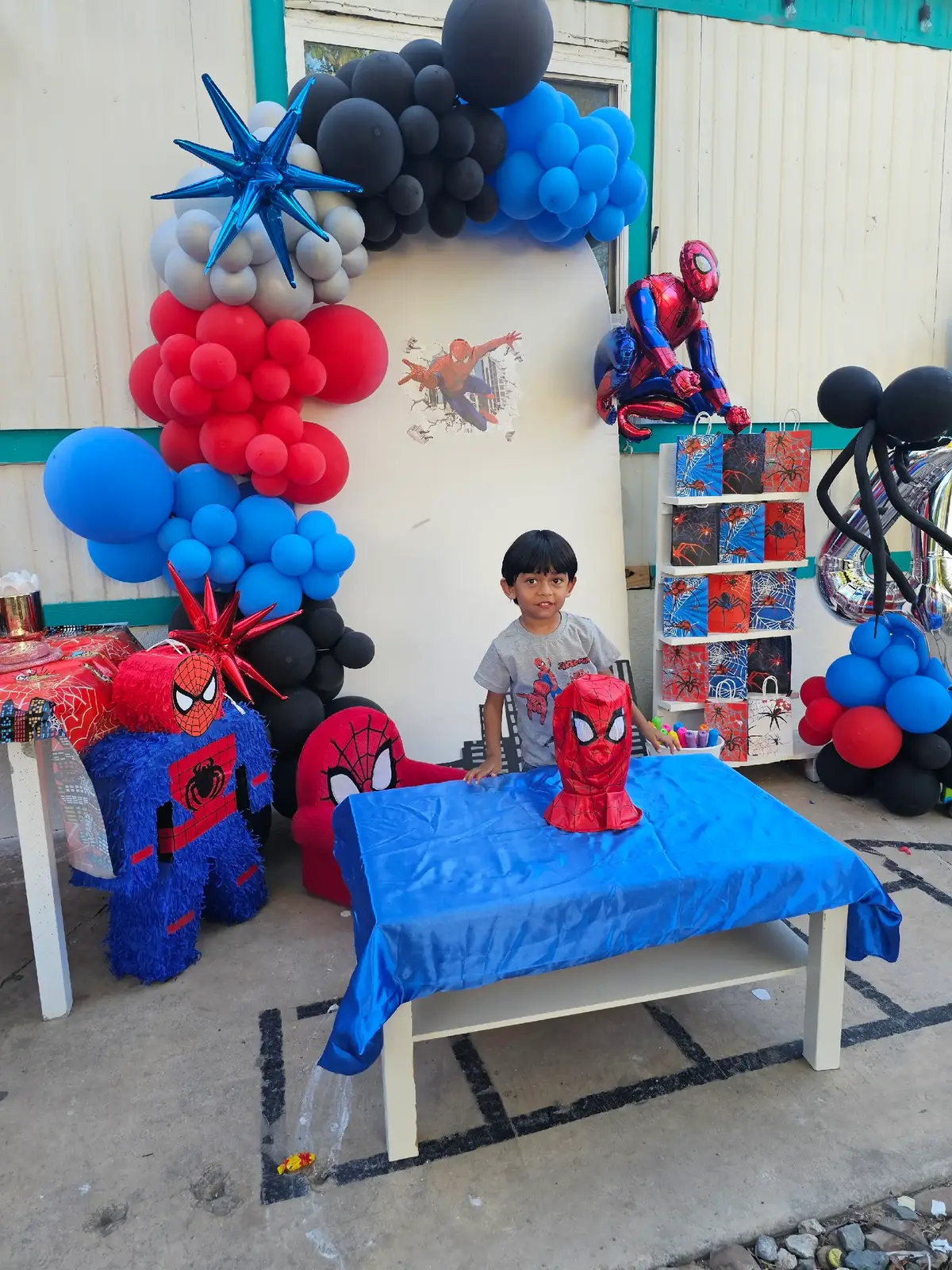 Gracias a Dios, a todos se les hizo su decoracion de cumpleaños😆 unas mas pasables que otras pero lo intente🤭✨️🎉 #fyp #jannethlopez #viral #contenido #fyyyyyppppppppppppppp 