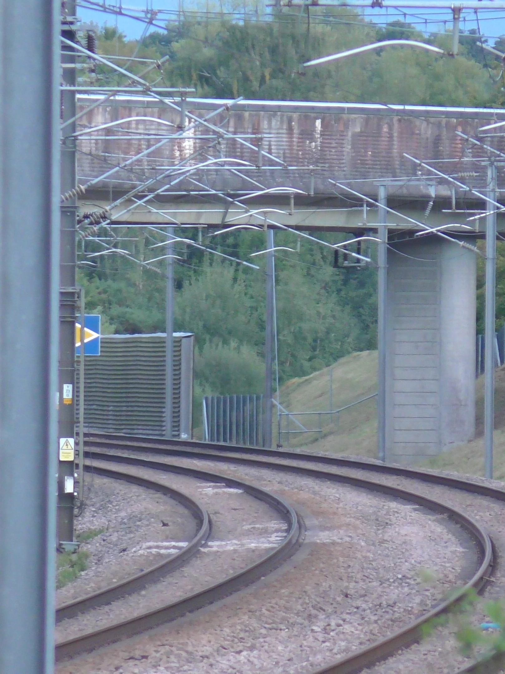 Eurostar (e300) 373229/3230 fly past Harrietsham working a service 9153 from Brussels Midi to St Pancras International. #trainspotting #eurostar #fyp #highspeedtrain #highspeedrail #channeltunnel #class373 #tgv #brussels #e300