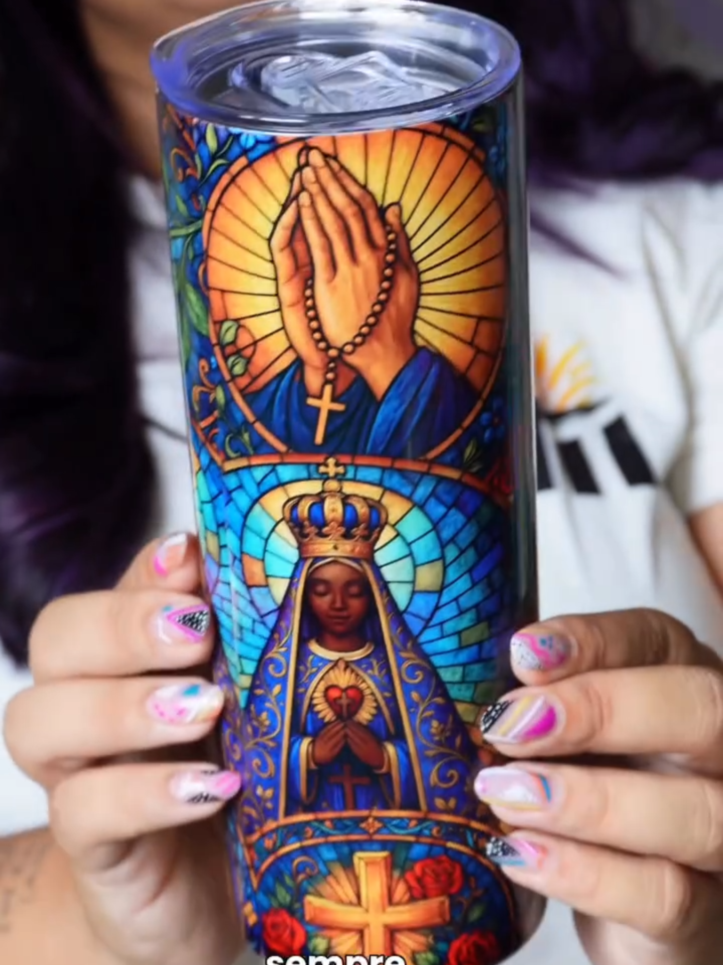 Sim, dá pra personalizar esse copo usando a sua prensa tradicional! 💡 E a Fabi, do Abacaxi Sublimático, veio mostrar como deixar esse produto ainda mais lindo pra vender 🔥 Ah, e essa arte maravilhosa da Nossa Senhora vai ser lançada em breve pela Fabi! ✨ Conta pra gente nos comentários: curtiu as dicas e o resultado? 😍👇 Entre em contato conosco e encontra a revenda mais próxima!