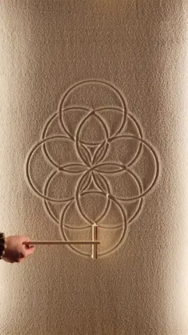 I could watch this all day... 😌 Yuki Kawae is an artist and designer who is celebrated for his meditative Zen garden videos that offer a serene respite from digital overload. Utilizing handcrafted tools, he meticulously rakes intricate patterns into the sand, drawing inspiration from nature, sacred geometry, and the impermanence of life. Artist: @yukikawae #art #satisfying #zen #asmr