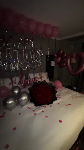the perfect birthday surprise for her🌸👄🫶🏾 #fyp #hoteldecor #giftsforher #birthday #suprise 