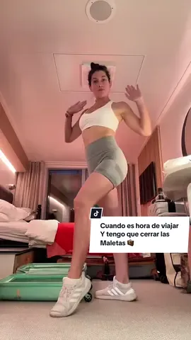 Cuando el vuelo sale en un par de horas y yo todavía no empecé la valija… 🎶💨 fast mode + yo corriendo entre bikinis, ropa y caos ✈️😂 #ModoAventuraON #ValijaExpress #RomitaLeal #ViajeSinPlan #TikTokMeme