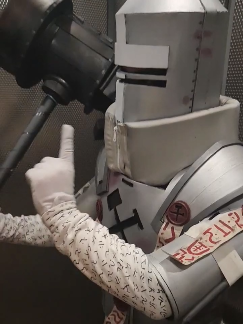 ts gonna get me nailed to the foundation😭#projectmoon #cosplay #limbuscompany #kromer #limbuscompanymeme 