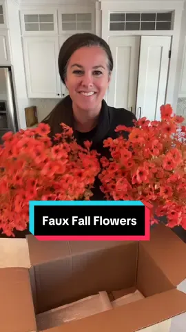 These faux fall flowers add the perfect pop of color to my fall and Halloween porch style #fall #porchdecor #falldecor #halloween #fauxflowers 