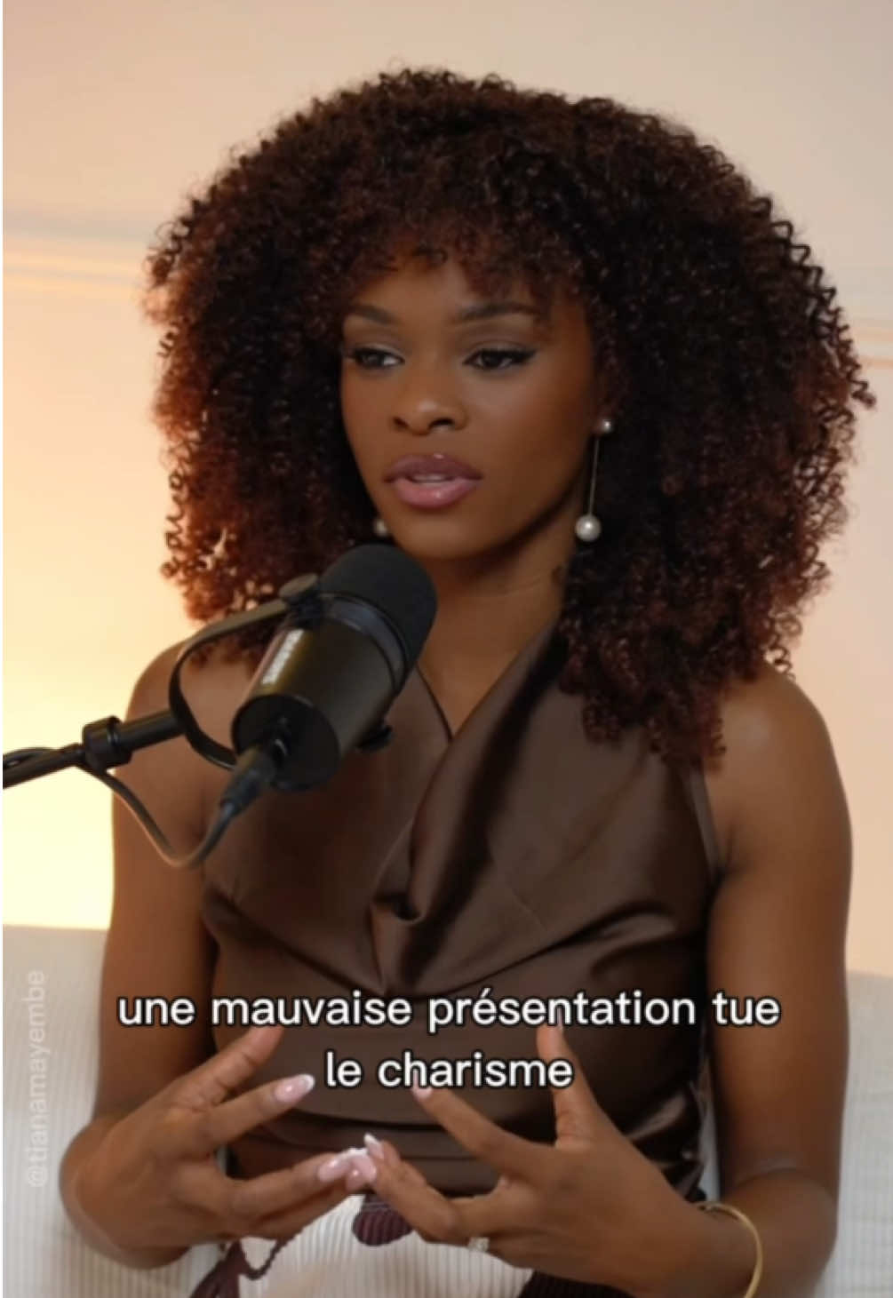 La pire erreur pour ton charisme ? Mal te présenter… Sur 10, quelle note donnes-tu à ta présentation professionnelle actuelle ? Si tu es en dessous de 8, le module « Charisme » de mon programme Speak Up va tout changer !  Clique sur « SPEAK UP CHALLENGE » en bio pour découvrir si ce programme peut t’aider. 👇 Lequel des 3 ingrédients essentiels vas-tu utiliser quand tu te présentes ?   #c#communicationc#confianceensoic#charismep#prisedeparole