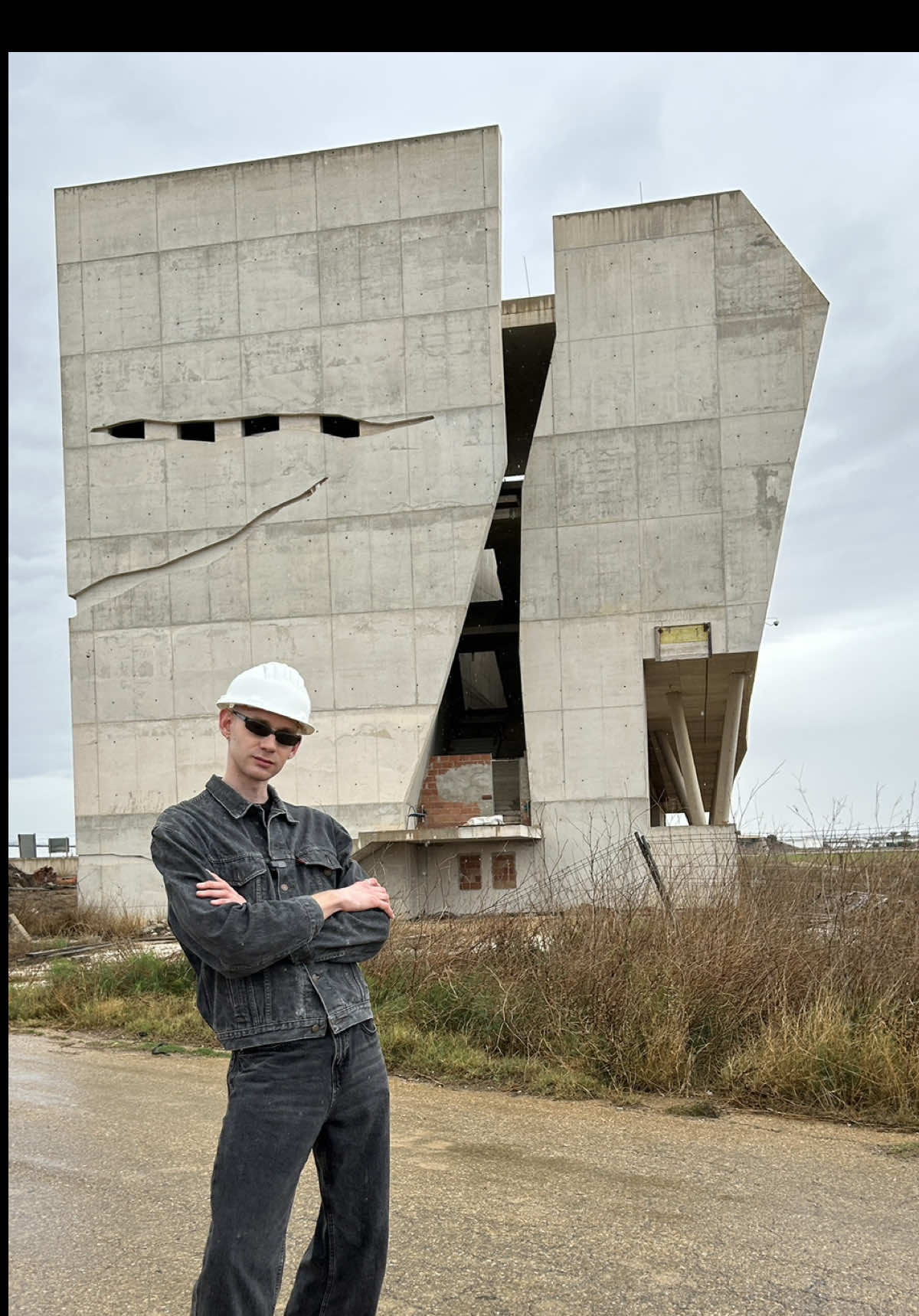 Museo Paleontológico del #MarMenor. Una de las obras cumbre del #pormishuevismo de la Región de Murcia, qué hermosa eres. Un edificio situado en Torre Pacheco, destinado a albergar los restos hallados en el yacimiento Sima de las Palomas. Su construcción comenzó en 2010 y en 2013 se paralizaron las obras. El ayuntamiento de #TorrePacheco dice que no tiene panoja ni para acabarlo ni para mantenerlo después. Y el Gobierno de la Región de #Murcia que no se hace cargo de algo para lo que ya soltó la viruta. Porque en este yacimiento se han hallado restos de neandertales de hace 130.000 años, pero oye, de los 8 millones públicos de hace 17, ni rastro… El edificio es obra de dos artistas pormishuevistas: Daniel Garcia Madrid, ex-alcalde de Torre Pacheco y el arquitecto madrileño, Federico Soriano. También han actuado como imputados en una obra muy famosa llamada prevaricación. El arquitecto, diseñó el museo como el hermano pequeño de Cabezo Gordo, esta montaña… Y fijaos, si los miráis de lejos, prácticamente los confundes… Aparte de estar en mitad de la nada, está construido bajo rasante y cada vez que llueve se inunda. Para solucionarlo, hay que instalar bombas de achique y un generador para suplir cortes eléctricos. Terminar este museo costaría otros 15,9 millones más. Vamos, que están los #neandertales buscando piso. Y así es como el bolsillo del ciudadano se queda en los huesos, por la mala gestión política en proyectos como este.