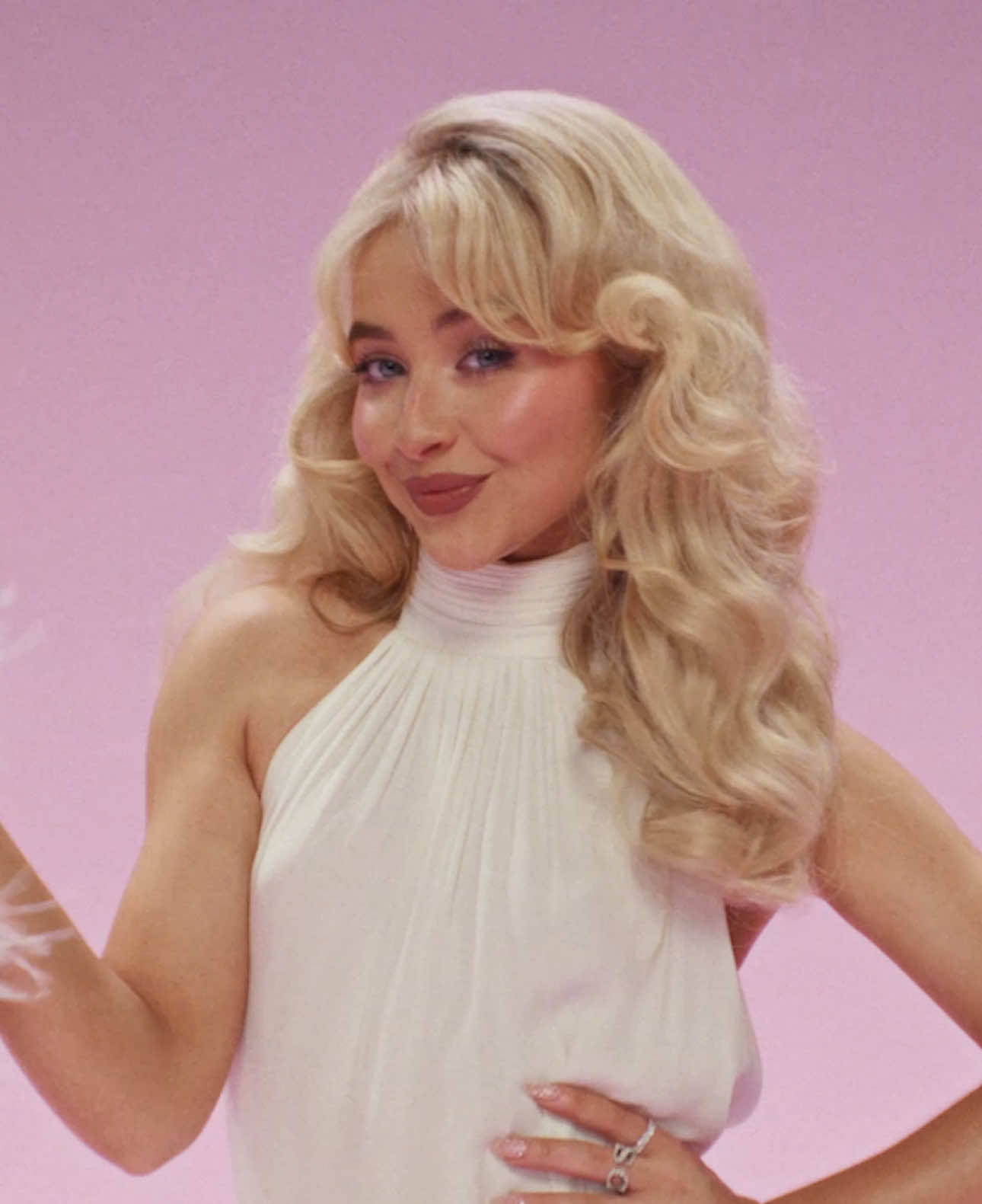 that’s our @Redken brand ambassador 💋 leave it in if u know what’s good for ya #sabrinacarpenter #redken 