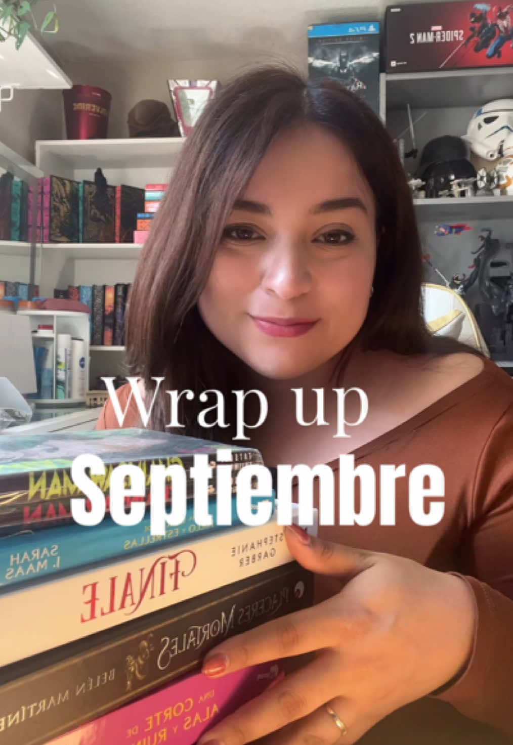 Wrap up de Septiembre🍁 La corona es para “Reina de sombras” aunque ACOWAR sea 6⭐️ también ya que al ser una relectura se siente diferente, pero ambos libros son de mis FAVORITOS😍 Placeres mortales, Finale para concluir la trilogía de Caraval y ACOFAS✨ me encantaron💖 Mi lado mas geek fue feliz con Chainsaw man y Batman 🤩 #wrapupbooks #booktokespañol #librosdefantasia #lectoras