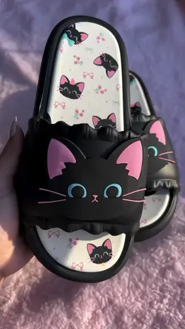 Dê uma olhada em Chinelo gato preto cartoon antiderrapante sola macia verão casa escritório por R$59,90. Compre na Shopee agora! #shopee #luffy #gatinho #kawai #fofuradodia 