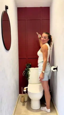 Du bordeaux à la maison, qui l’eut cru ? Je trouve que les toilettes, c’est la pièce idéale pour tenter des trucs en déco, donc idéal pour assouvir mon envie de bordeaux du moment ✨ Alors on valide les couleurs finalement ?  #doityourself #décorationintérieure #toilettes #decotoilettes #bordeaux   