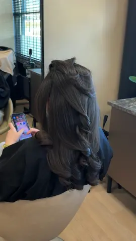 Today something different, a little POV in the salon. 💘 #layers #faceframing #haircut #hair #fyp #hijabproofkapper #kapperrijswijk #kapperdenhaag #theblowoutbar #blowout #butterflyhaircut #voorjou #dameskapper #hijabproofsalon #proteinetreatment #biokeratine #kerastase #blowoutdenhaag #blowoutrijswijk 