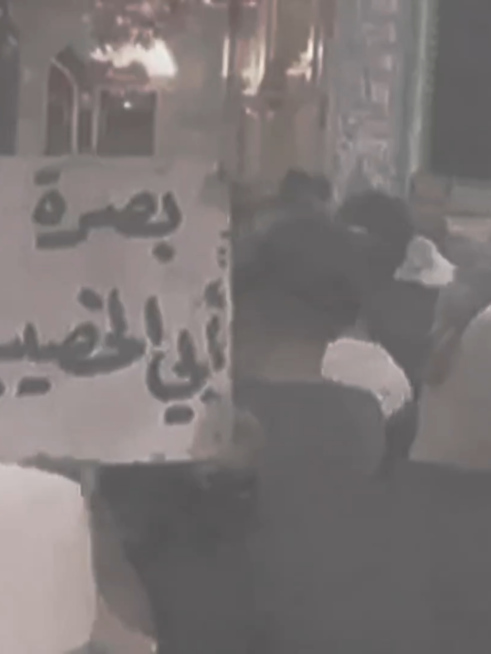 تنهمر سيول من الدموع حين يغيبون، حين تختفي حتى أطيافهم، يخنقنا الشوق يجثم بيديه على عنق الحنين، حتى تسقط لهفتنا صريعة لا حِيلة لها.