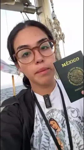 La activista mexicana Arlin Medrano denuncia interceptación en aguas internacionales por fuerzas israelíes La activista mexicana Arlin Medrano denunció haber sido interceptada junto con un grupo de defensores de derechos humanos en aguas internacionales por fuerzas israelíes, mientras se dirigían a la Franja de Gaza con un cargamento de ayuda humanitaria. La misión tenía como objetivo romper el bloqueo impuesto desde 2007 en el enclave palestino. A través de un comunicado difundido en redes sociales, Medrano informó que la flotilla fue detenida cuando intentaba entregar suministros de primera necesidad a la población gazatí, que vive bajo un severo cerco militar y humanitario. “Si estás leyendo esto es porque fuimos interceptados ilegalmente en aguas internacionales por fuerzas israelíes por llevar ayuda humanitaria para romper el cerco ilegal que se tiene desde 2007 en la Franja de Gaza”, señaló en su mensaje. En el pronunciamiento, la activista dirigió palabras a la población palestina: “Les pido una disculpa, no solo por no haber ido a tiempo, sino por no haber podido llegar, por jamás haber hecho lo suficiente. Les vemos y estamos con ustedes, y no vamos a parar hasta que Palestina sea libre”. También hizo un llamado a la comunidad internacional a movilizarse y visibilizar la situación: “La historia nos convoca ante una humanidad decadente. Necesitamos que ustedes salgan a las calles y recuerden que ningún auditorio es pequeño para hablar de Palestina. Esto es un genocidio”. Medrano exigió al gobierno mexicano, a la Secretaría de Relaciones Exteriores (SRE), al Senado de la República y a la jefa de Gobierno, Claudia Sheinbaum, fijar una postura firme ante lo que describió como un crimen de lesa humanidad. Asimismo, solicitó acompañamiento y seguridad para regresar a México y reencontrarse con sus familiares. La interceptación de flotillas humanitarias en ruta hacia Gaza ha sido un hecho recurrente en la última década. Israel ha defendido estas acciones bajo el argumento de seguridad, mientras organizaciones internacionales han denunciado que se trata de violaciones al derecho internacional y al libre tránsito en aguas internacionales. El comunicado de Arlin Medrano finaliza con un mensaje de resistencia: “La historia no somos nosotros. Recuerden jamás dejar de gritar por Gaza y cualquier injusticia del mundo. La verdad nos hará libres. La revolución de los pueblos del mundo es latente. Venceremos. Regresaré”.