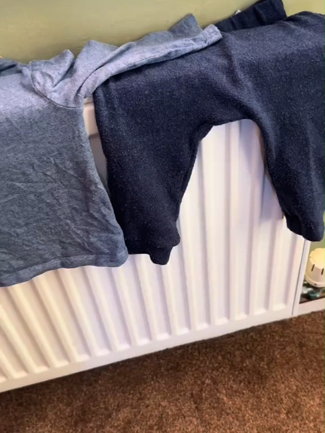 👕❄️ الشتاء والبرد كرهك الغسيل ما ينشفش؟ الحل عندك: المنشر الكهربائي الجديد ✅ 🔹 ينشف الملابس بسرعة بفضل الأعمدة الساخنة 🔹 اقتصادي وما يستهلكش بزاف كهرباء 🔹 يتطوى ويتخبّى بسهولة في أي مكان 🔹 مثالي للملابس، المناشف وحتى الأحذية 👌 🔹تحكم بالمس او باستعمال تطلبق في الهاتف 💯 معاه ما تحتاجش لا شمس لا ريح… 👉 اطلبه اليوم وخلي غسيلك ديما ناشف وفي وقت قياسي!