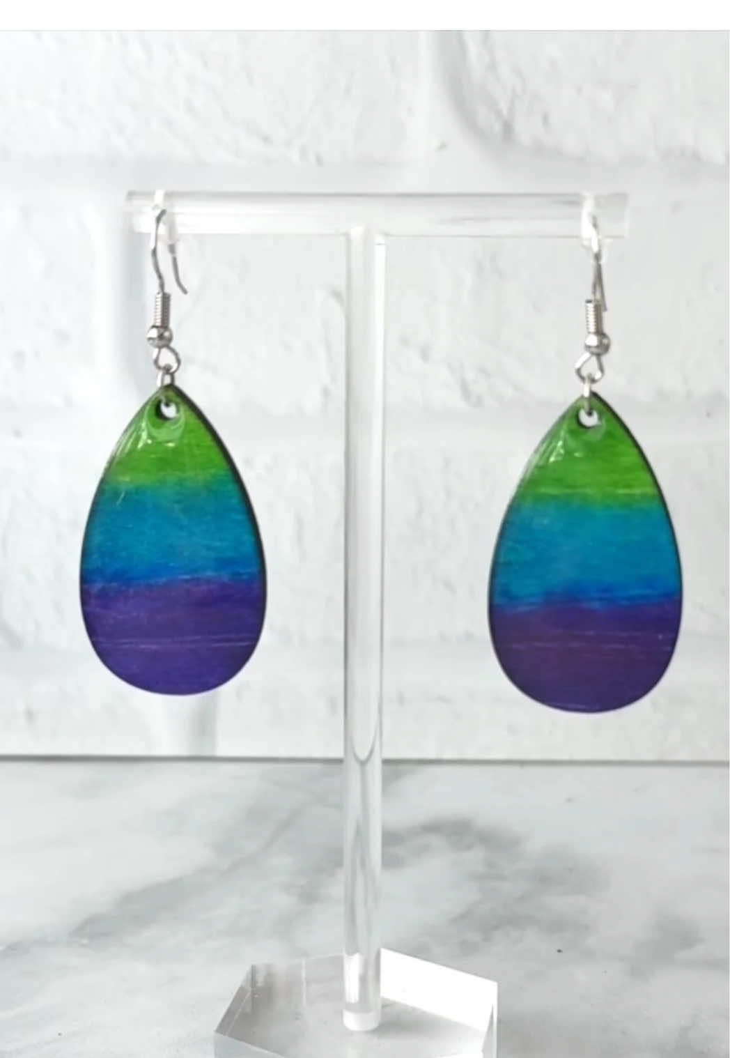 Give wooden earrings a watercolor look using just @ARTEZA Real Brush Pens and water! So easy and fun to make! 💙💚💜 @Plaid Crafts #plaidcrafts #plaidcreators #artezacreators #arteza 