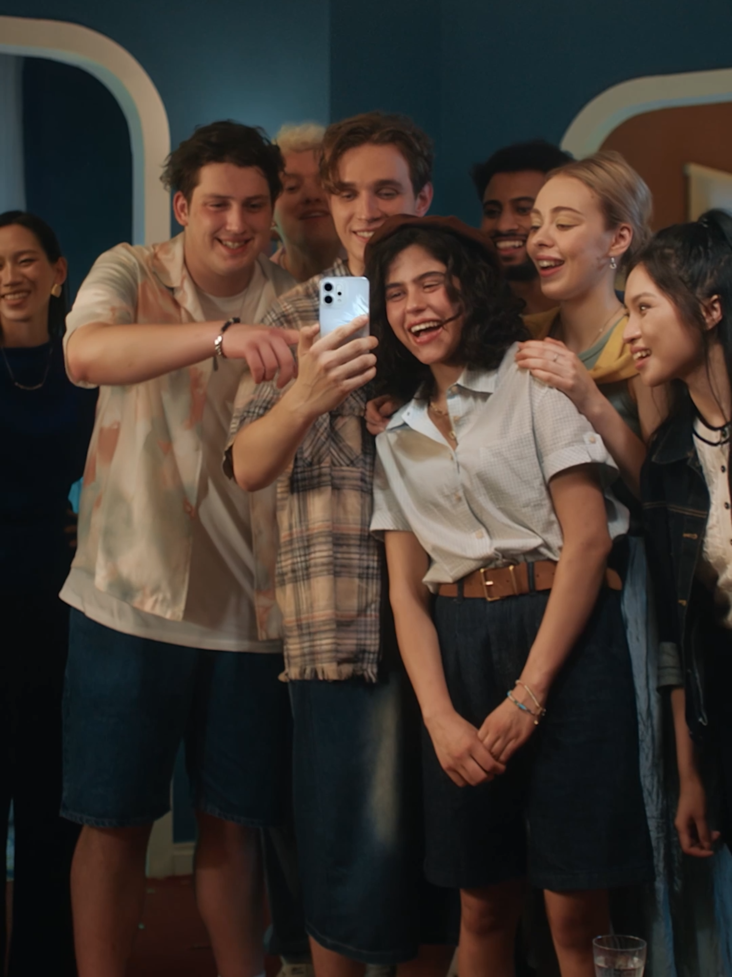 ¿Tu cara no cooperó para la foto? 😳 Tranqui, tu OPPO resuelve 😎. Usa Toma Perfecta AI y cambia de la cara larga a la sonrisa al toque. #OPPOReno14F #OPPOReno14Series #LuzCamaraFiesta #OPPO