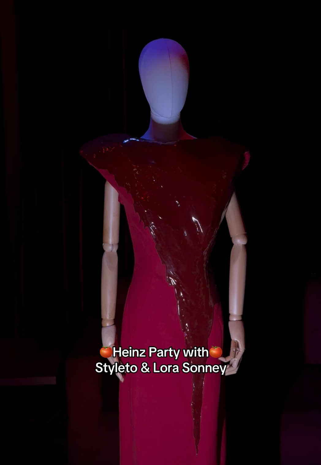C’est au Rouge Pigalle que cet événement a eu lieu ! Le lieu portait parfaitement le nom du thème de la soirée : LE KETCHUP ! 🍅 Lora Sonney, jeune créatrice talentueuse, a imaginé une robe représentant une énorme goutte de ketchup coulant sur celle-ci, portée par la non moins talentueuse Styleto. C’est notre collaboration préférée de cette Fashion Week ! @SONNEY @styleto @Heinz France @lerougepigalleparis #lorasonney #styleto #heinz #fashionweek #ketchup  