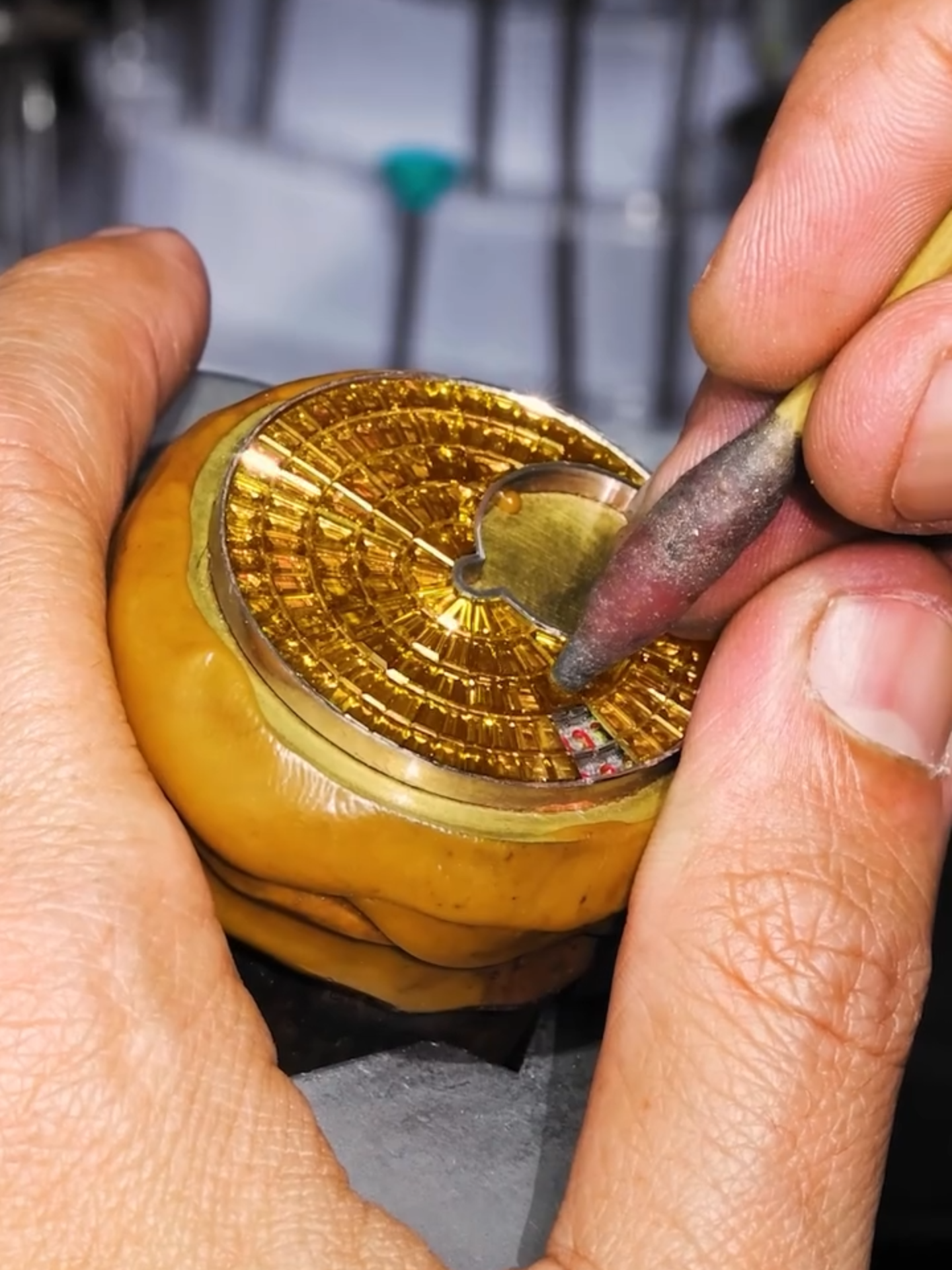 224 sapphires swirl around a flying tourbillon, echoing the geometry of brilliance in the Caviar Tourbillon Yellow Sapphires. Every angle, every facet — a deliberate act of precision. #Jacobandco #Inspiredbytheimpossible